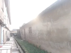 A Renovatable Structure on a Half Plot of Land