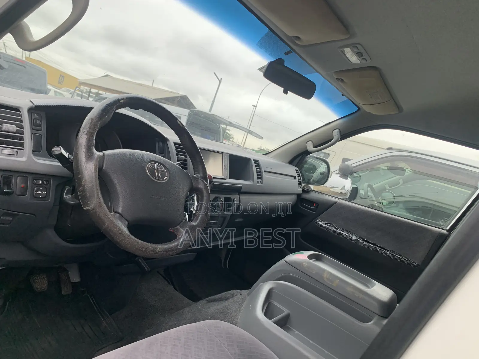 Toyota HiAce 2010 White
