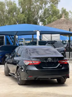 Toyota Camry SE FWD (2.5L 4cyl 8AM) 2018 Blue
