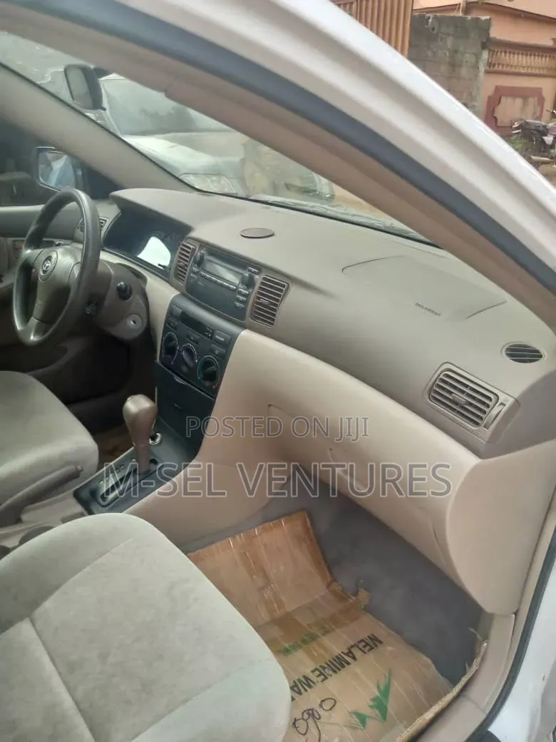 Toyota Corolla LE 2004 White
