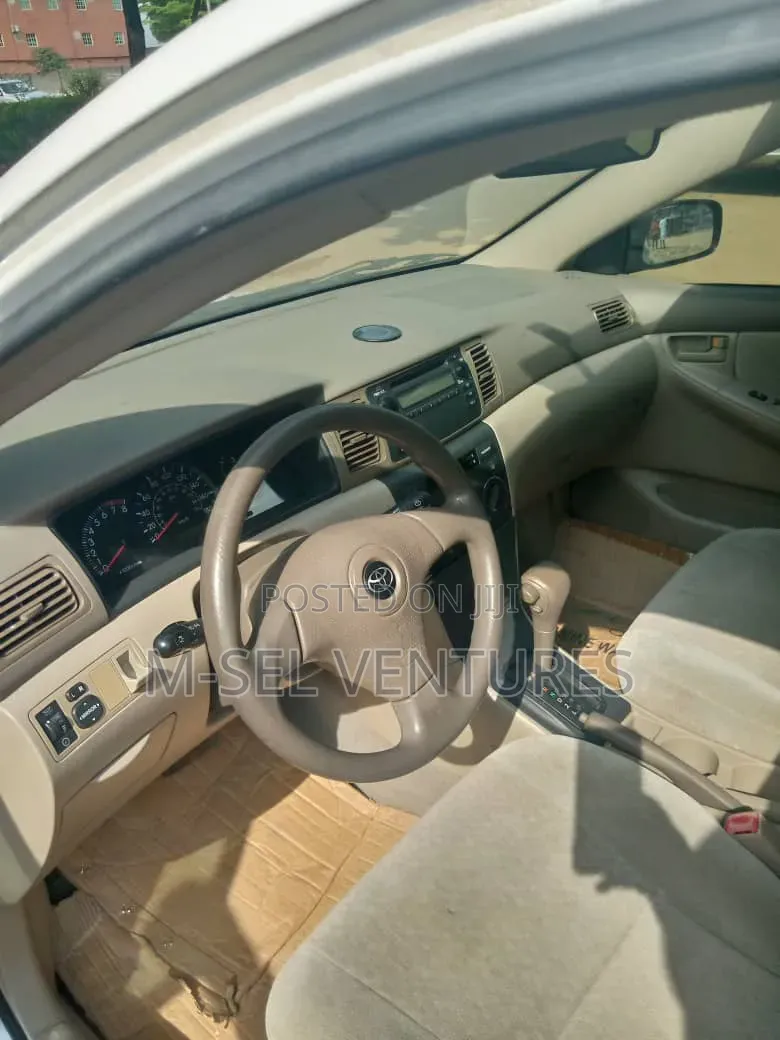 Toyota Corolla LE 2004 White