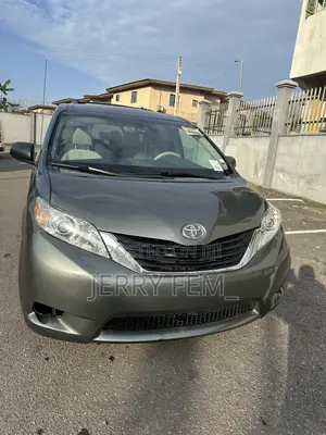 Toyota Sienna XLE FWD 8-Passenger 2013 Gray
