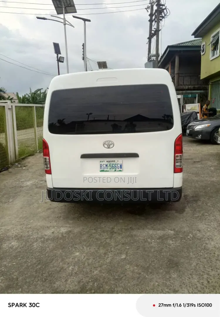 Toyota HiAce 2014 White
