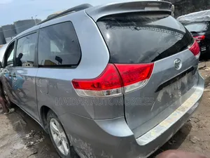 Toyota Sienna 2012 Silver