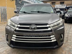 Toyota Highlander XLE 4x4 V6 (3.5L 6cyl 8A) 2017 Gray