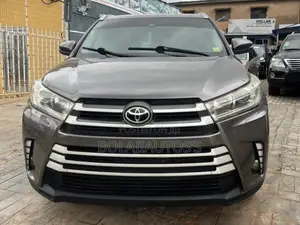 Toyota Highlander XLE 4x4 V6 (3.5L 6cyl 8A) 2017 Gray