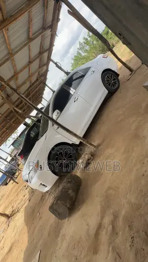 Toyota Camry Hybrid 2011 White