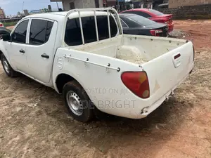 Mitsubishi L200 Club Cab 2.5 136hp 4WD 2008 White