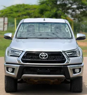 Toyota Hilux 2025 Silver