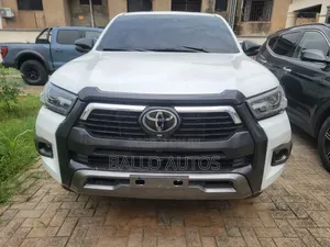 Toyota Hilux 2024 White