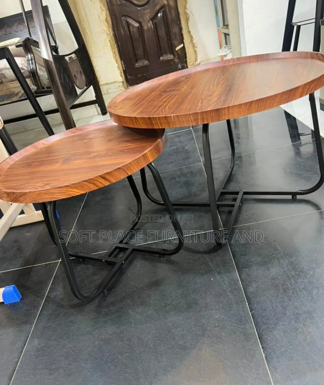High Classic Centre Table With Side Stools