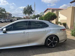 Toyota Camry XLE FWD (2.5L 4cyl 8AM) 2018 Ivory