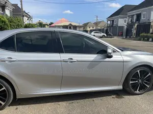 Toyota Camry XLE FWD (2.5L 4cyl 8AM) 2018 Ivory
