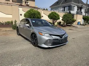 Toyota Camry XLE FWD (2.5L 4cyl 8AM) 2018 Ivory