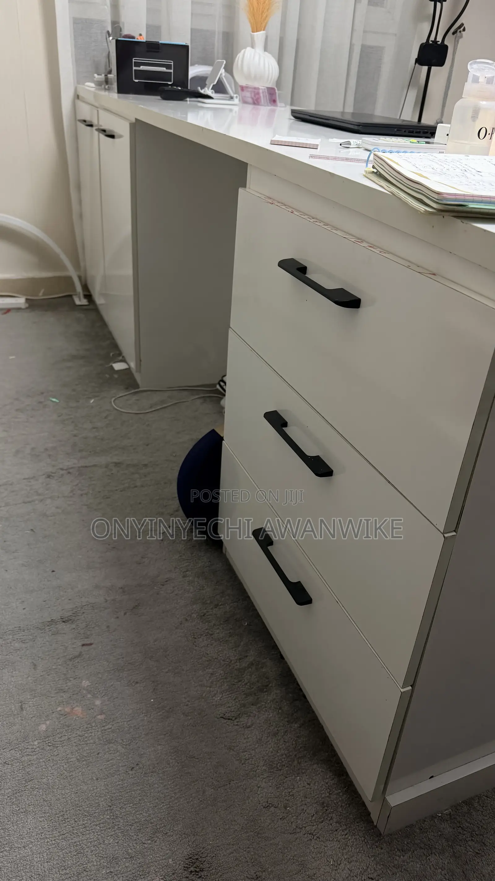 Nail/Office Table