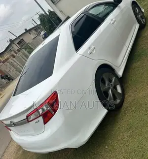 Toyota Camry SE V6 4dr Sedan (3.5L 6cyl 6A) 2012 White