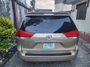 Toyota Sienna 2013 Gold