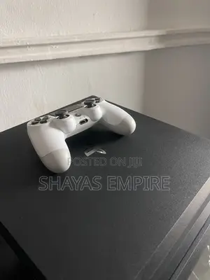 Ps4 Pro ( +2free Cd Games )