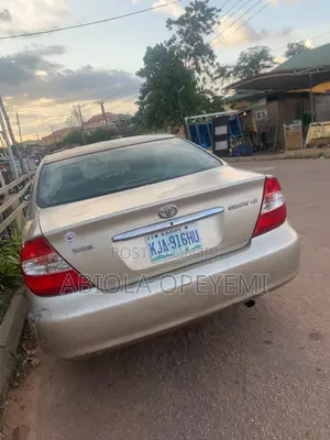 Toyota Camry LE 4dr Sedan (2.4L 4cyl 4A) 2004 Gold