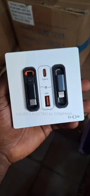 Socket With Fast Charging Retractable Type C and iPhone Cord