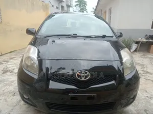 Toyota Yaris Base Hatchback 5dr 2011 Black