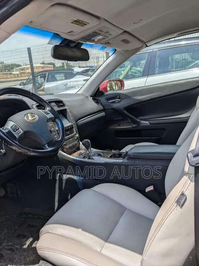Lexus IS 250 C Automatic 2011 Maroon