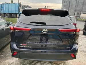Toyota Highlander XLE 2022 Blue