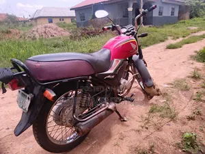 Honda CB 2015 Red