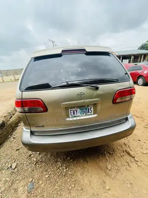 Toyota Sienna XLE 2001 Gold