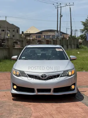 Toyota Camry SE 4dr Sedan (2.5L 4cyl 6A) 2013 Silver