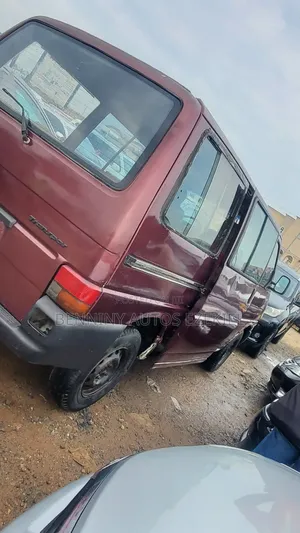 Volkswagen Transporter 2000 Red