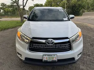Toyota Highlander XLE 4dr SUV AWD (3.5L 6cyl 6A) 2015 White