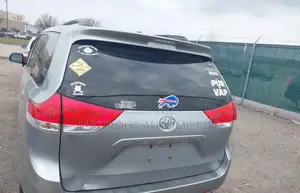Toyota Sienna 2011 Silver
