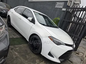 Toyota Corolla LE Eco (1.8L 4cyl 2A) 2018 White