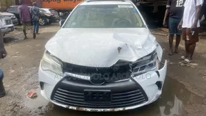 Toyota Camry XLE V6 4dr Sedan (3.6L 6cyl 6A) 2016 White