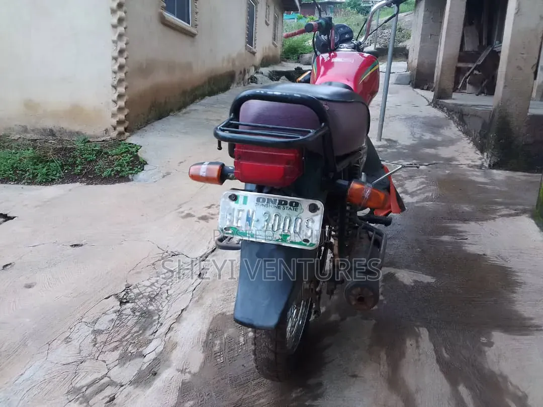 Honda CB 2015 Red