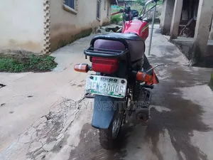 Honda CB 2015 Red
