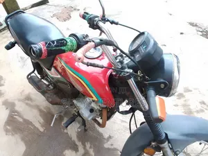 Honda CB 2015 Red