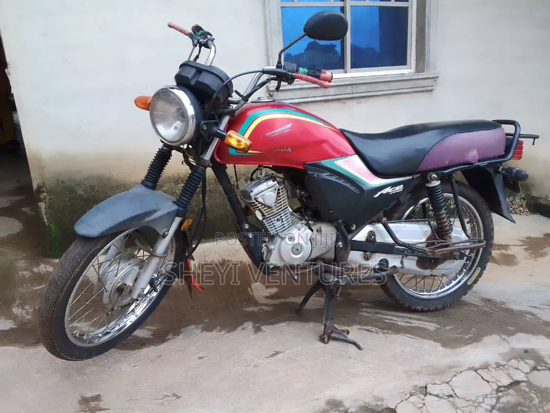 Honda CB 2015 Red