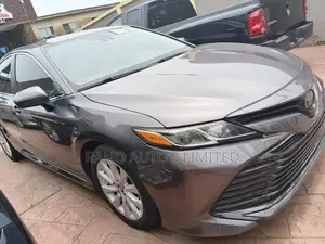 Toyota Camry SE FWD (2.5L 4cyl 8AM) 2018 Gray