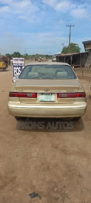 Toyota Camry 1998 Gold