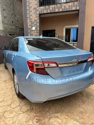 Toyota Camry XLE 4dr Sedan w/Prod. End 11/13 (2.5L 4cyl 6A) 2014 Blue