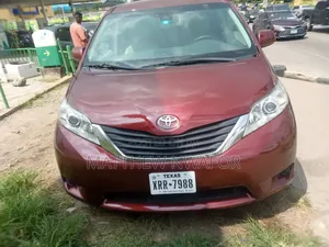 Toyota Sienna 2010 Red