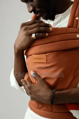Omomie Zuri Baby Carrier In Chestnut