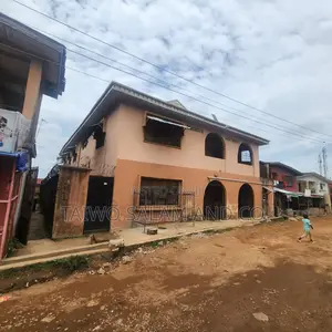 20bdrm Apartment in Agbowo for sale