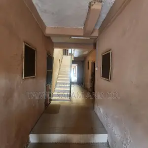 20bdrm Apartment in Agbowo for sale