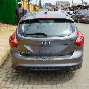 Ford Focus SE 4dr Hatchback (2.0L 4cyl 5M) 2014 Gray