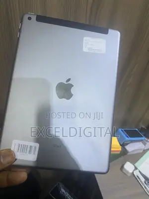 Apple iPad 9.7 128 GB Gray