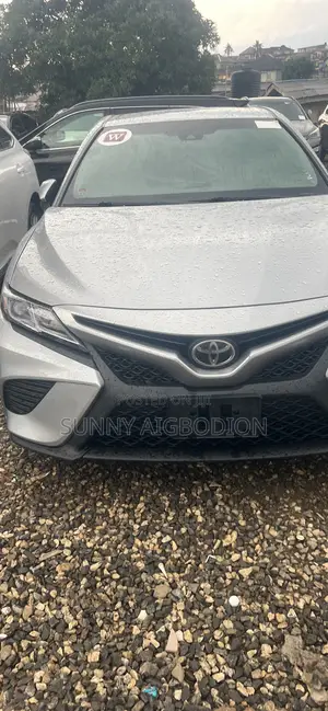 Toyota Camry SE FWD (2.5L 4cyl 8AM) 2018 Silver