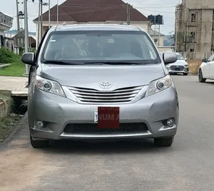Toyota Sienna 2010 Silver